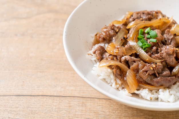 Rindfleisch auf reis geschnitten (gyuu-don)