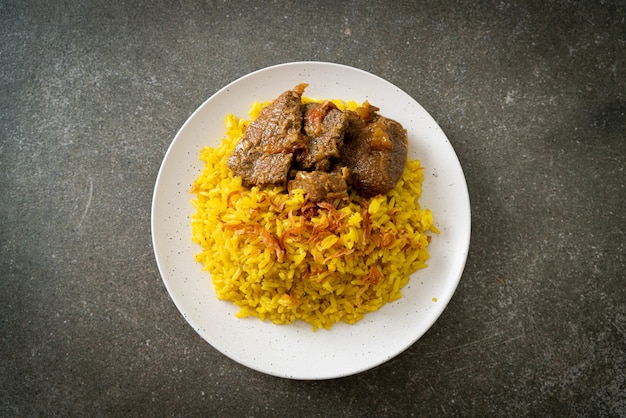 Rindfleisch Biryani oder Curry Reis und Rindfleisch - Thai-muslimische Version von indischem Biryani, mit duftendem gelbem Reis und Rindfleisch - muslimischer Essensstil