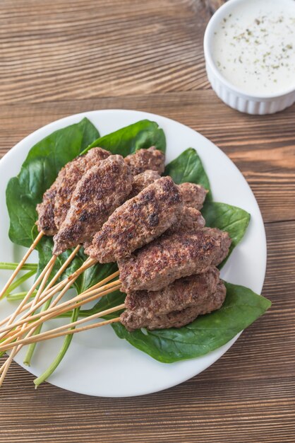 Rindfleisch Cabobs mit Tzatziki Sauce