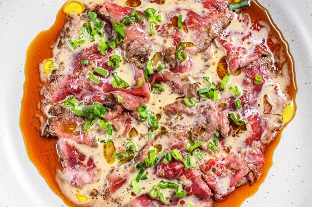 Rindfleisch-Carpaccio mit frischen Frühlingszwiebeln