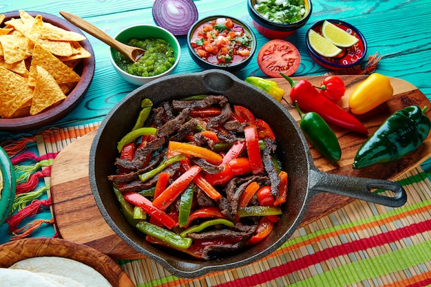 Rindfleisch Fajitas in einer Pfanne Saucen Chili und mexikanischen Seiten