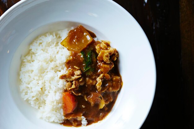 Foto rindfleisch-gemüse-curry in einer schüssel