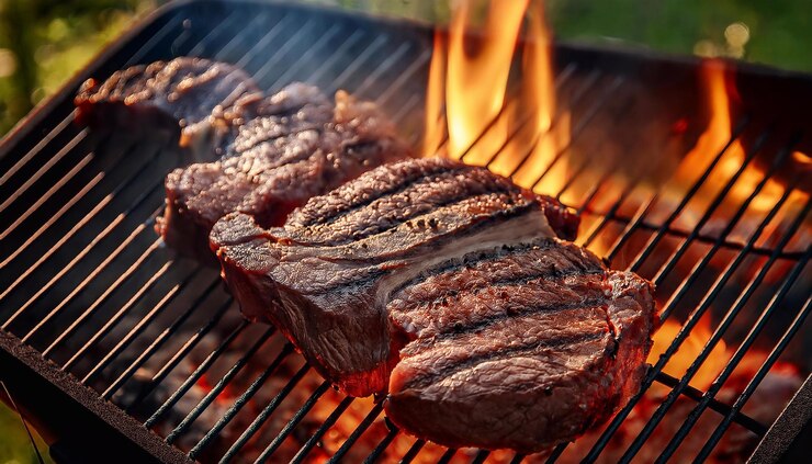 Rindfleisch grillt im Freien im Lager
