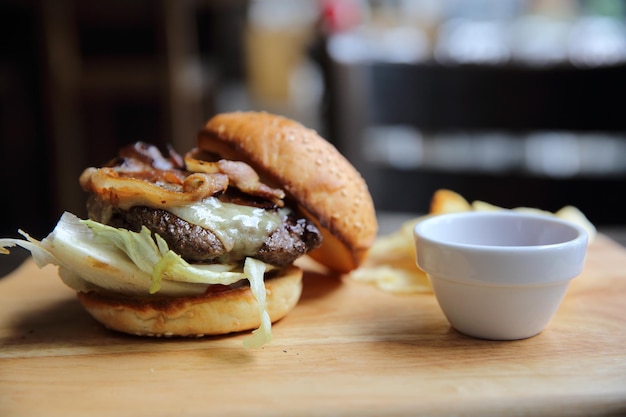 Rindfleisch-Hamburger auf Holzhintergrund