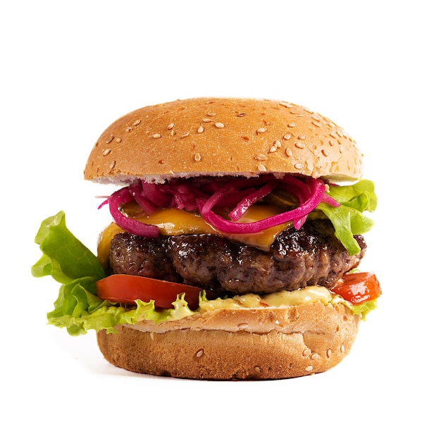 Rindfleisch-Hamburger Cheeseburger mit Rindfleischburger, Tomaten, Käse, eingelegten Gurken und Salat, isoliert auf weißem Hintergrund