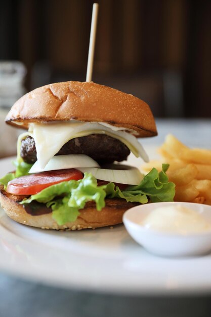 Rindfleisch-Hamburger mit Pommes