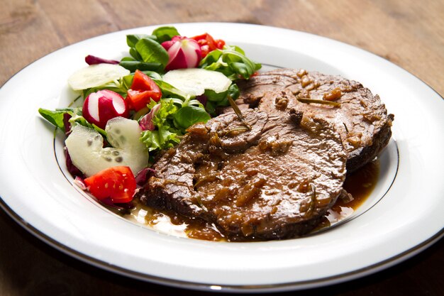 Rindfleisch mit frischem Salat garniert