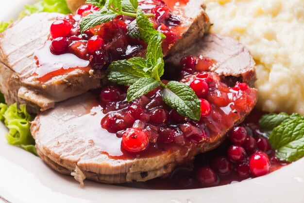 Rindfleisch mit Preiselbeersauce und Kartoffelpüree