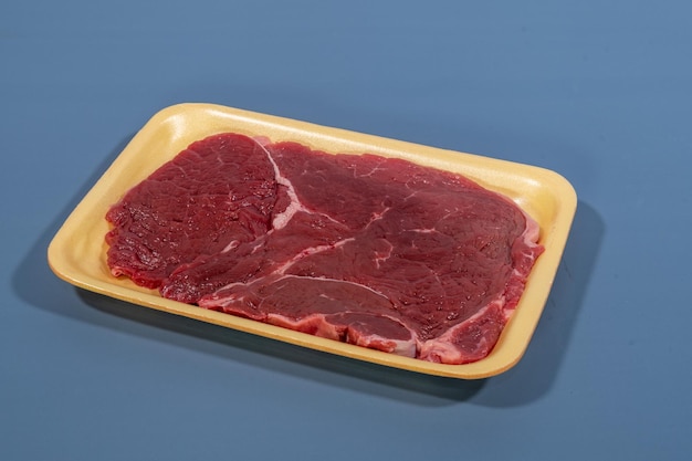 Rindfleisch mit rotem Fleisch in gelber Schaumstoffplatte