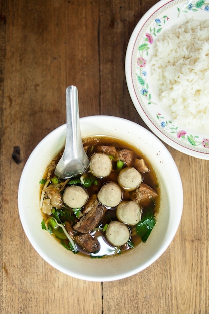 Rindfleisch Nudelsuppe Fleischbällchen und Reis