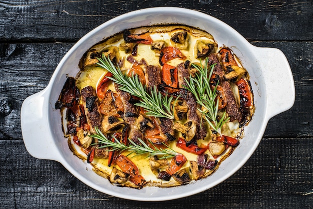 Rindfleisch-Schaschlik mit Champignons, Paprika und Mais garnieren