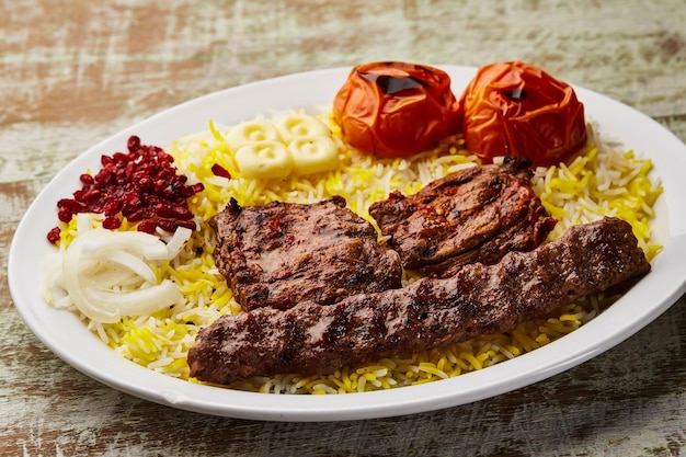 Rindfleisch Sultani mit Andana Kabab Rindfleich Tikka und Mandi Biryani Reis Tomaten und Zwiebeln serviert in einem Gericht isoliert auf der Tischplatte Sicht auf arabisches Essen