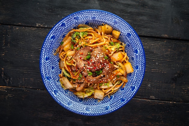 Rindfleisch-Udon-Nudeln auf der dunklen Holzoberfläche