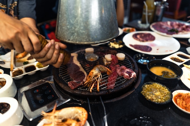 Rindfleisch und Garnelen vom Grill im Restaurant