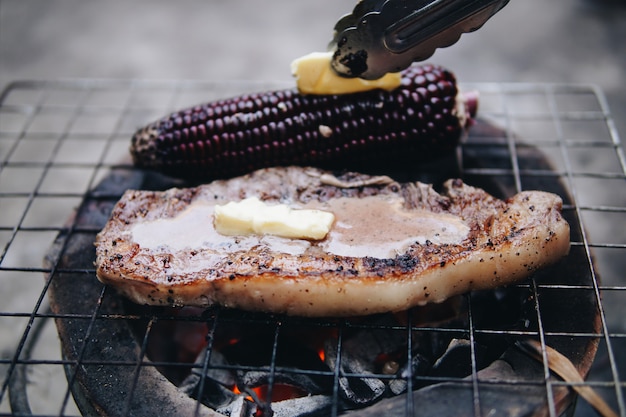 Rindfleisch und Mais auf einem Holzkohleofen gegrillt. Barbecue Hamburger.