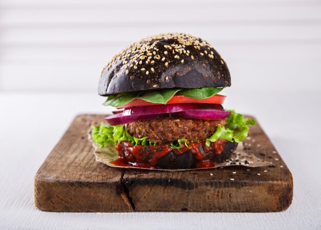 Rindfleischburger mit einem schwarzen Brötchen