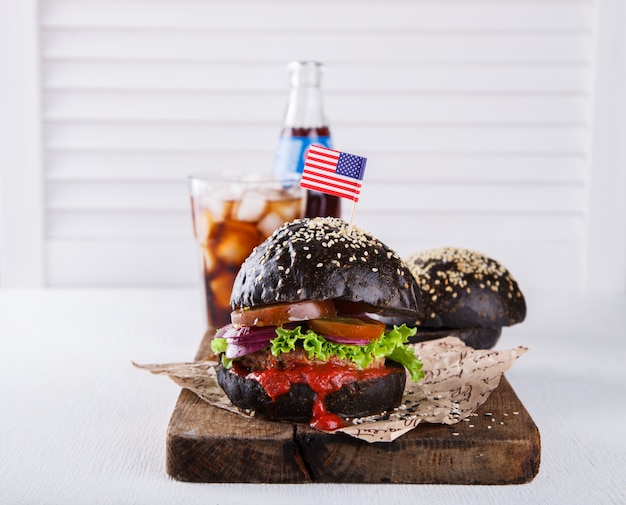 Rindfleischburger mit einem schwarzen Brötchen