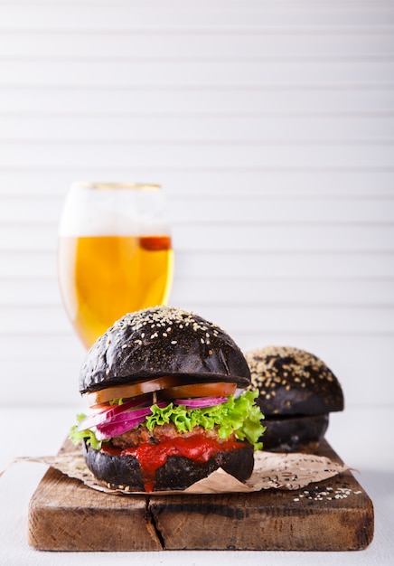 Rindfleischburger mit einem schwarzen Brötchen