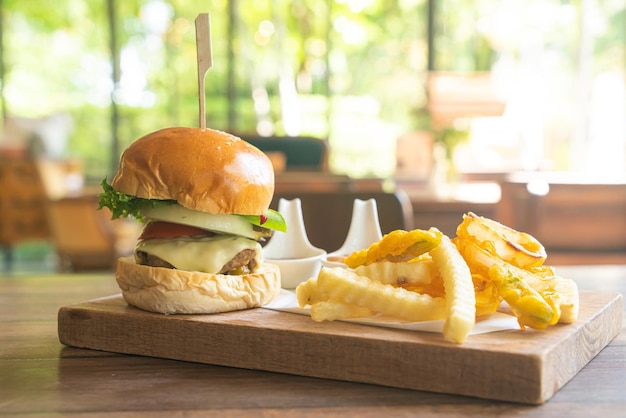 Rindfleischburger mit Käse und Kartoffelchips