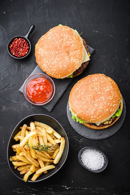 Rindfleischburger und Pommes Frites auf schwarzer Draufsicht