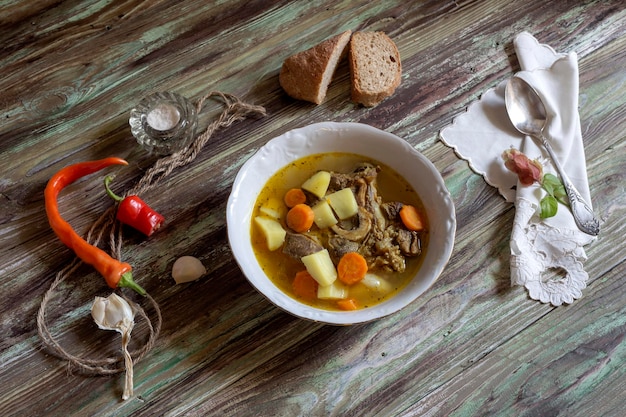 Rindfleischsuppe in einer Schüssel auf einem Holztisch