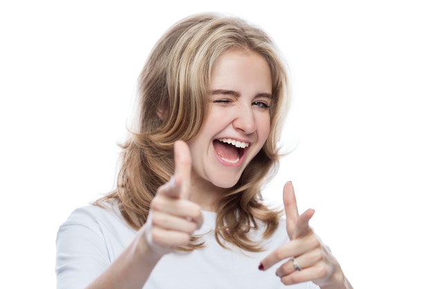 Rindo adolescente em uma camiseta branca Atividade e positivo isolado no fundo branco Closeup