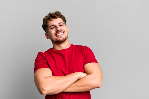 Rindo alegremente com os braços cruzados em uma pose relaxada, positiva e satisfeita