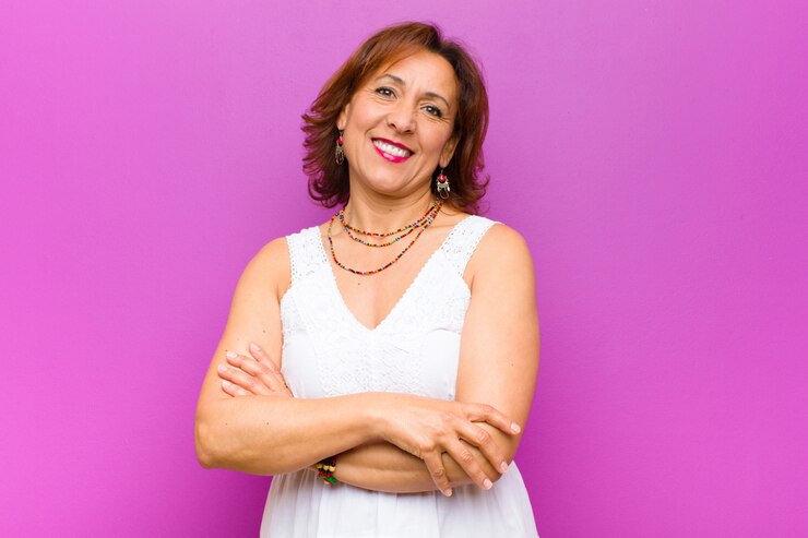 Foto rindo alegremente com os braços cruzados, numa pose relaxada, positiva e satisfeita
