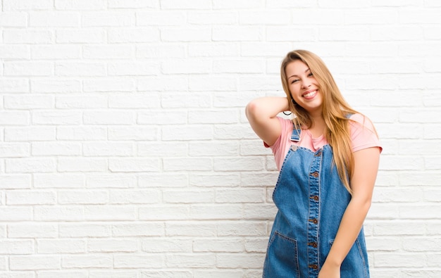 rindo alegremente e com confiança com um sorriso casual, feliz e amigável