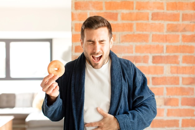 rindo alto de alguma piada hilária, o homem se sentindo feliz e alegre, se divertindo