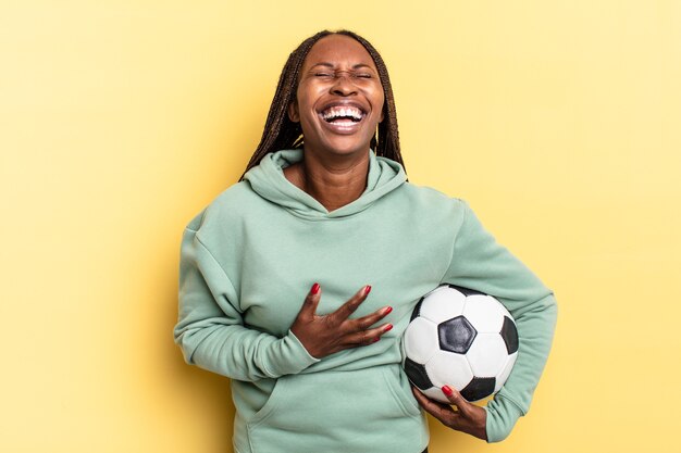 Rindo alto de alguma piada hilária, sentindo-se feliz e alegre, se divertindo. conceito de futebol