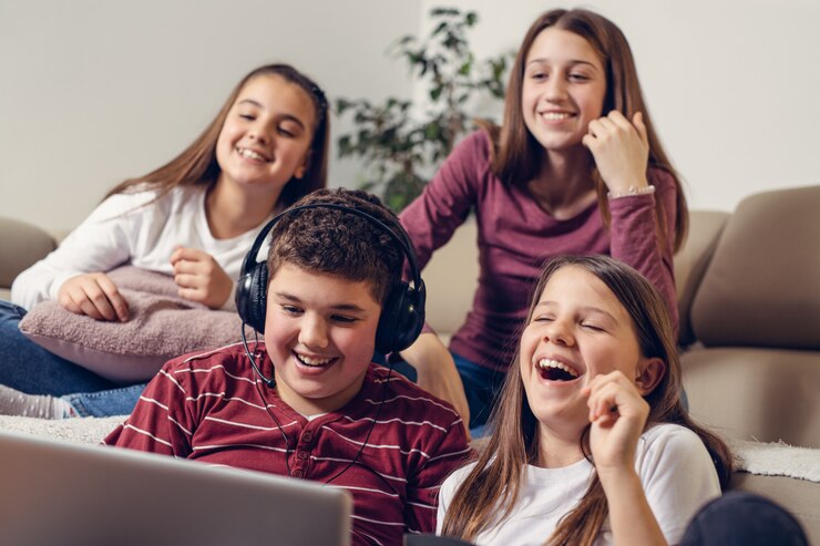 Rindo amigos assistindo vídeo engraçado no laptop