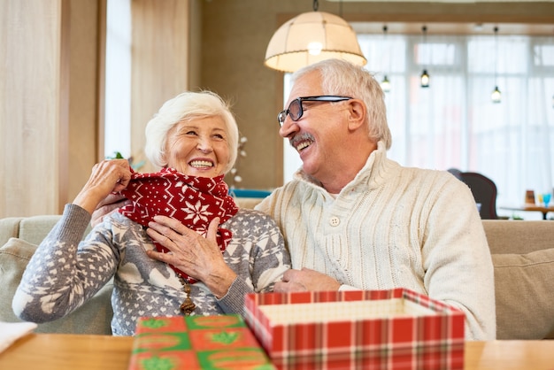 Rindo casal sênior desfrutando de Natal