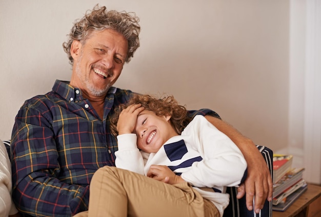 Foto rindo com o avô retrato de um avô passando tempo de qualidade com seu neto dentro de casa