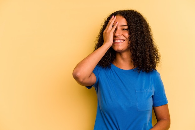 Rindo feliz emoção natural despreocupada