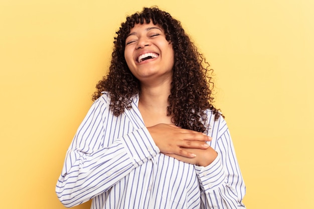 Foto rindo mantendo as mãos no conceito de felicidade do coração