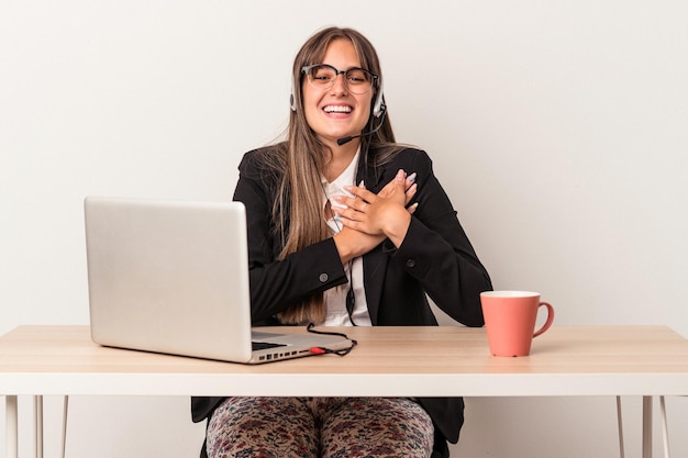 Rindo mantendo as mãos no conceito de felicidade do coração