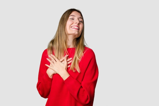 Rindo mantendo as mãos no conceito de felicidade do coração