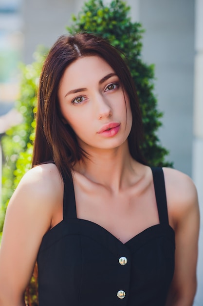 Rindo moda mulher na rua da cidade na Europa. Menina na moda sorridente na cidade europeia de verão. Feliz retrato feminino. Copie o espaço.