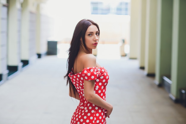 Rindo moda mulher na rua da cidade na Europa. Menina na moda sorridente na cidade europeia de verão. Feliz retrato feminino. Copie o espaço.