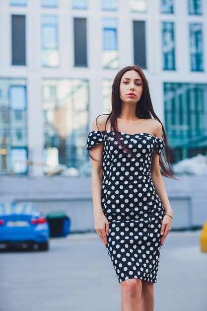 Rindo moda mulher na rua da cidade na Europa. Menina na moda sorridente na cidade europeia de verão. Feliz retrato feminino. Copie o espaço.