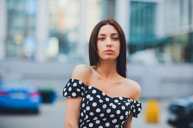 Rindo moda mulher na rua da cidade na Europa. Menina na moda sorridente na cidade europeia de verão. Feliz retrato feminino. Copie o espaço.