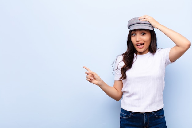 rindo, parecendo feliz, positivo e surpreso, percebendo uma ótima idéia apontando para o espaço lateral da cópia