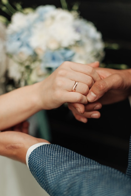 Foto ring an der hand der braut nahaufnahme hochzeitszeremonie