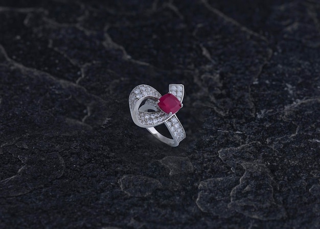 Ring aus Sterlingsilber auf schwarzem Steinhintergrund