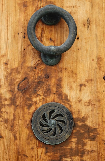 Ring einer alten mittelalterlichen Tür