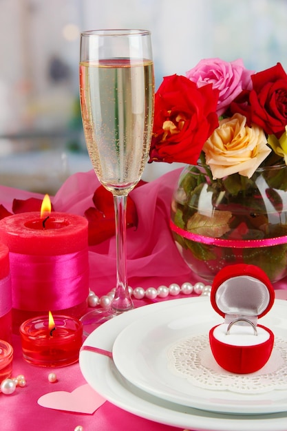 Ring in Geschenkbox auf festlichem Valentinstagstisch auf Zimmerhintergrund