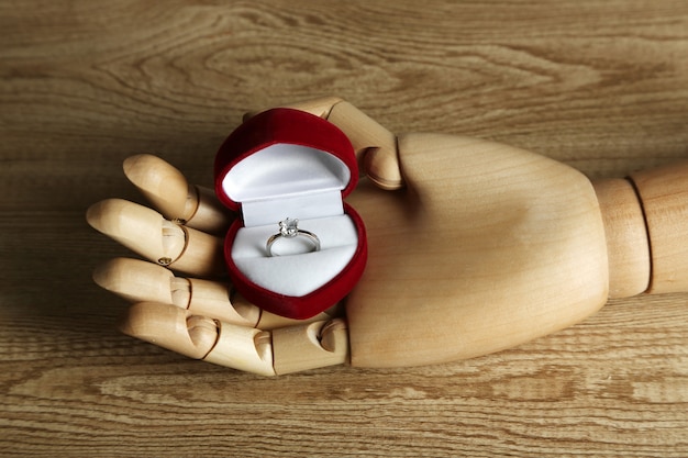 Ring in Holzhand auf Weiß