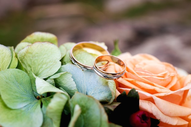 Ringe der Braut und des Bräutigams auf einer Blume am Hochzeitstag