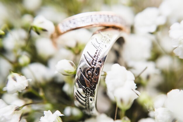 Foto ringe zwischen blumen